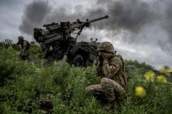 Ukrainian service members fire a self-propelled howitzer toward Russian troops, near the town of Avdiivka in the Do<em></em>netsk region, Ukraine, on May 31. 